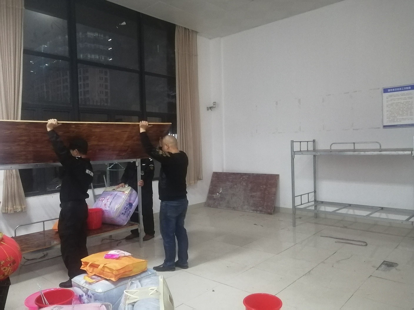 工作人員臨時(shí)搭床就地休息 - 副本.jpg